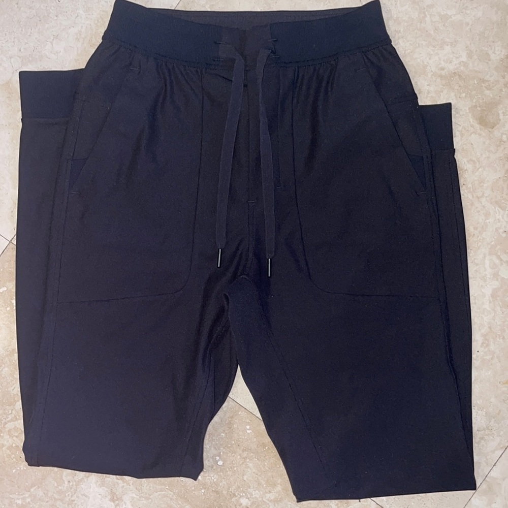 Lululemon men’s black joggers with front pockets and back pocket